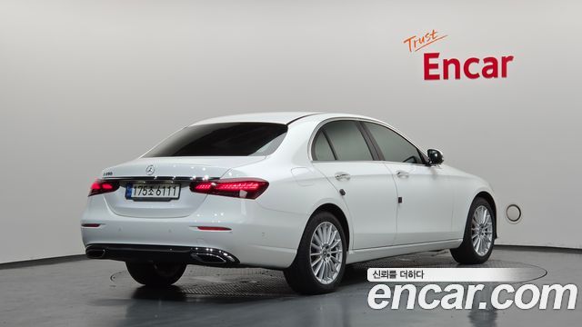 Mercedes-Benz E-Class 2022 — photo 2