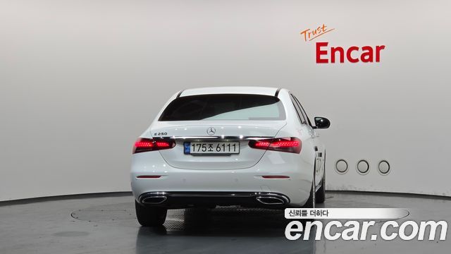 Mercedes-Benz E-Class 2022 — photo 4