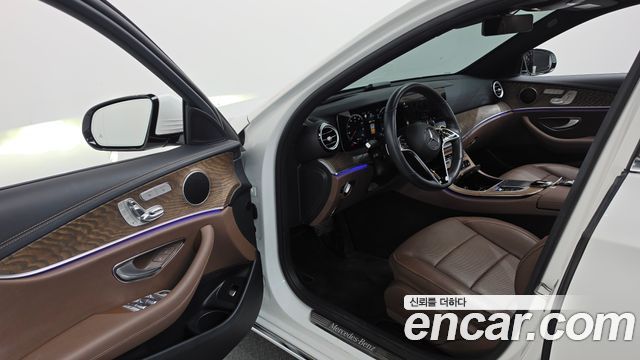 Mercedes-Benz E-Class 2022 — photo 13