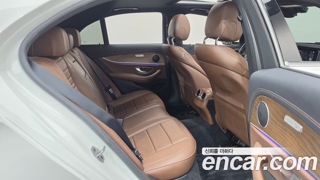 Mercedes-Benz E-Class 2022 — photo 17