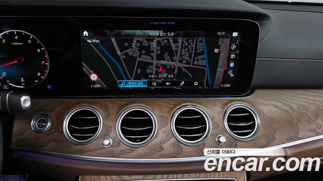 Mercedes-Benz E-Class 2022 — photo 18