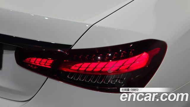 Mercedes-Benz E-Class 2022 — photo 9