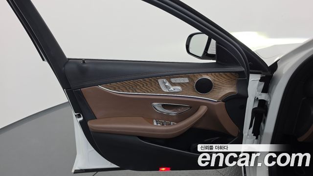 Mercedes-Benz E-Class 2022 — photo 14