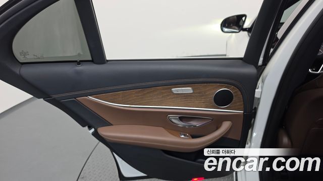 Mercedes-Benz E-Class 2022 — photo 15