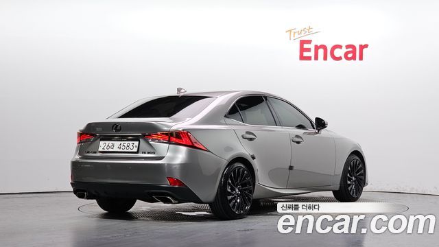 Lexus IS 2019 — photo 2