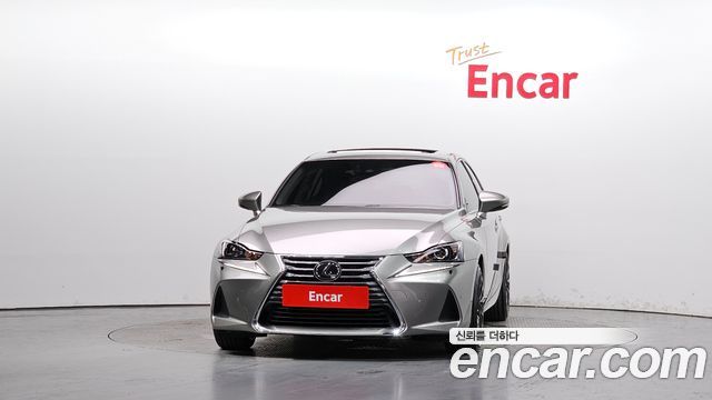 Lexus IS 2019 — photo 3