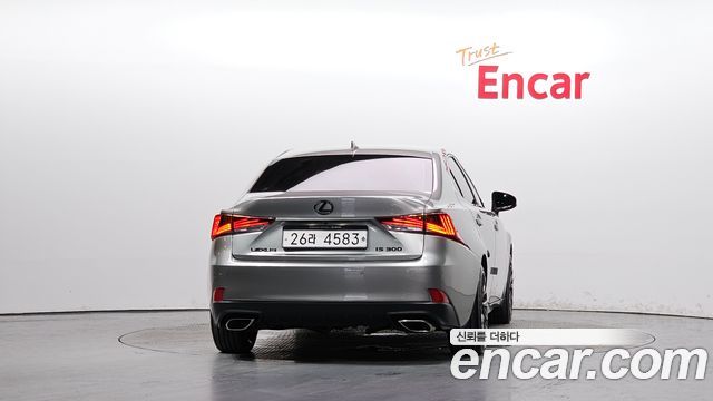 Lexus IS 2019 — photo 4
