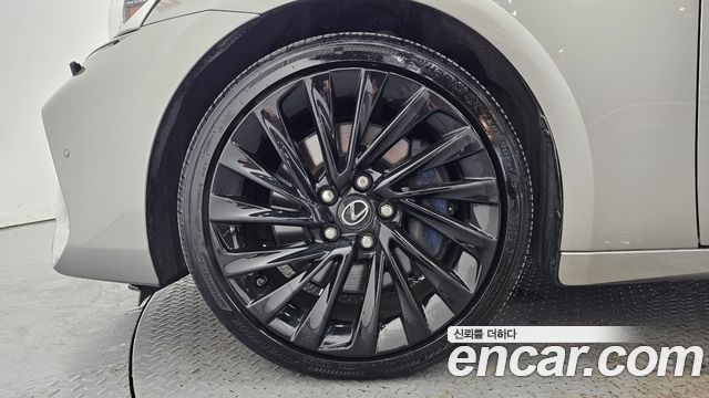 Lexus IS 2019 — photo 5