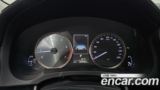 Lexus IS 2019 — photo 11