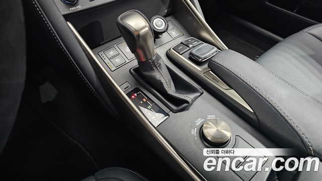 Lexus IS 2019 — photo 12