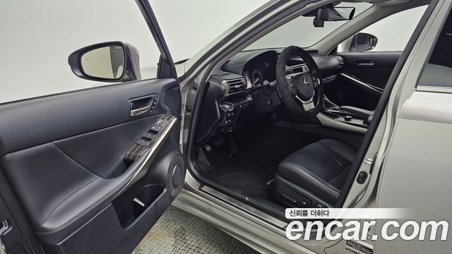 Lexus IS 2019 — photo 13