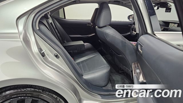 Lexus IS 2019 — photo 17