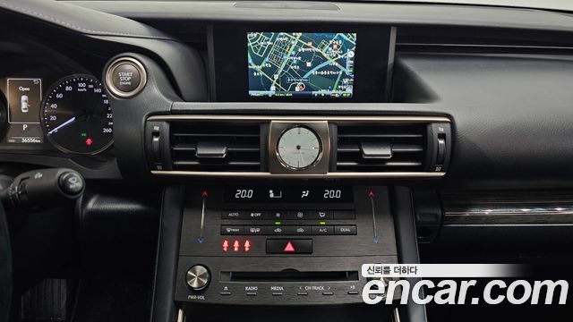 Lexus IS 2019 — photo 18