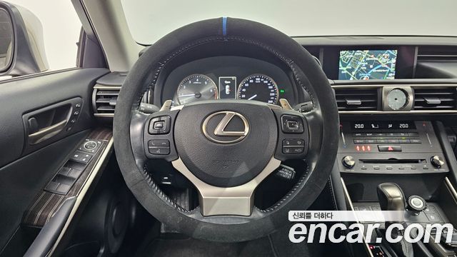 Lexus IS 2019 — photo 19