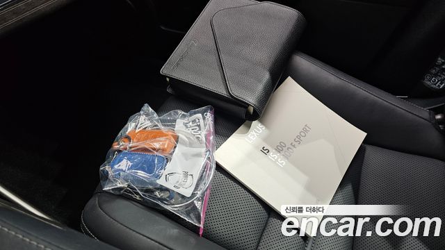 Lexus IS 2019 — photo 21