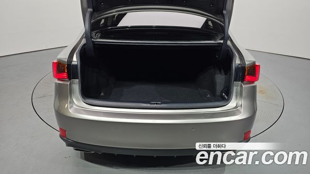 Lexus IS 2019 — photo 22