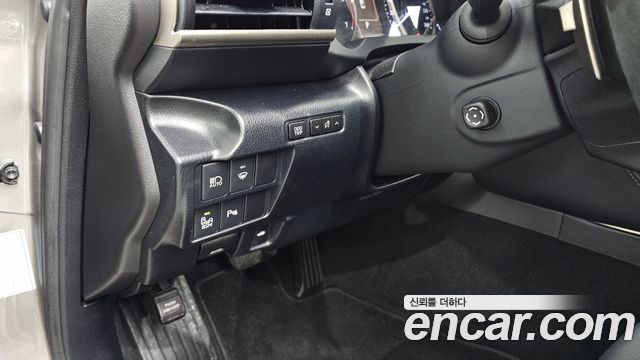 Lexus IS 2019 — photo 24