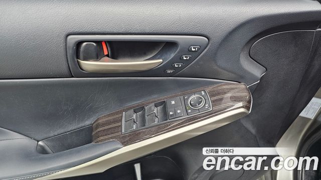 Lexus IS 2019 — photo 26