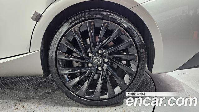 Lexus IS 2019 — photo 7