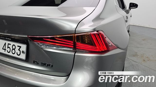 Lexus IS 2019 — photo 9