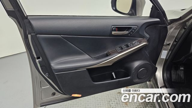 Lexus IS 2019 — photo 14