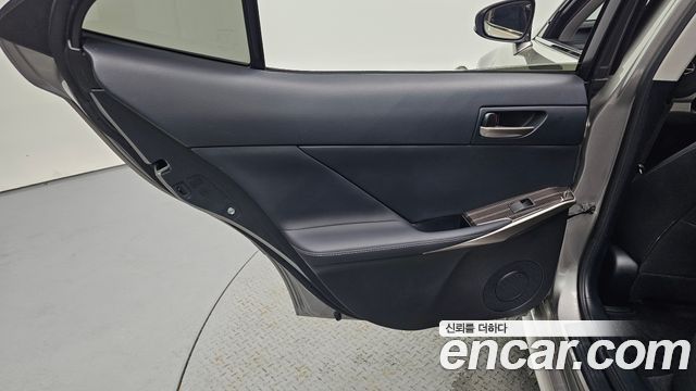 Lexus IS 2019 — photo 15