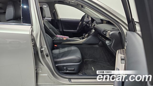 Lexus IS 2019 — photo 16