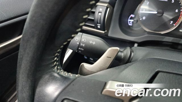Lexus IS 2019 — photo 27