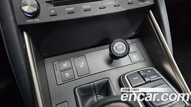 Lexus IS 2019 — photo 30