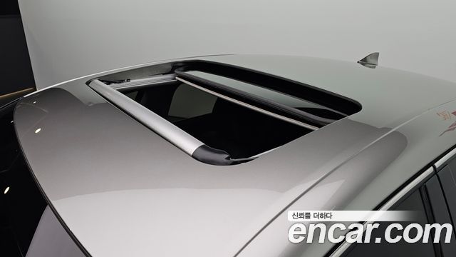 Lexus IS 2019 — photo 31