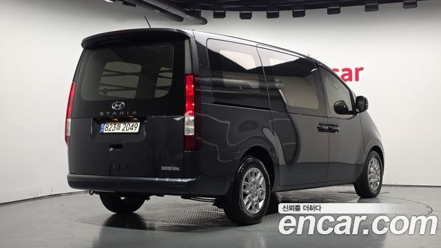 Hyundai Staria 2022 — photo 2