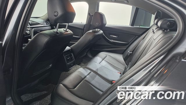 BMW 3-Series 2018 — photo 17