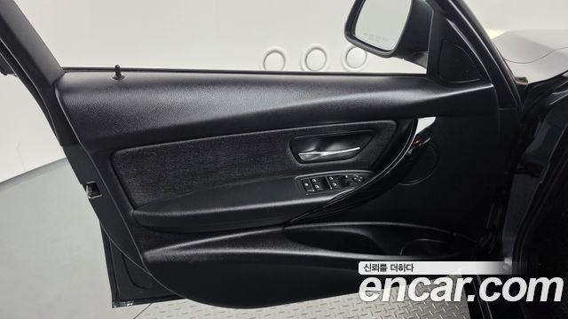BMW 3-Series 2018 — photo 14