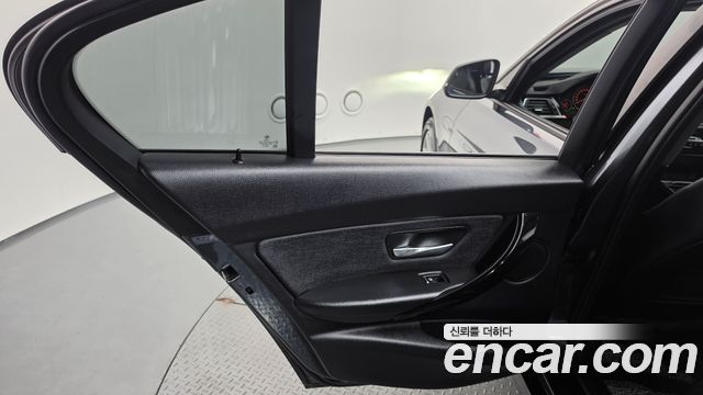 BMW 3-Series 2018 — photo 15