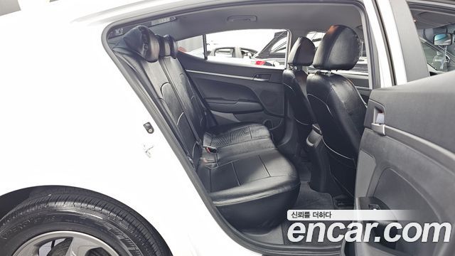 Hyundai AVANTE 2019 — photo 12