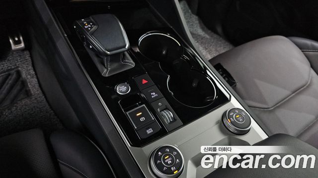 Volkswagen Touareg 2023 — photo 12