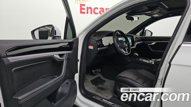 Volkswagen Touareg 2023 — photo 13