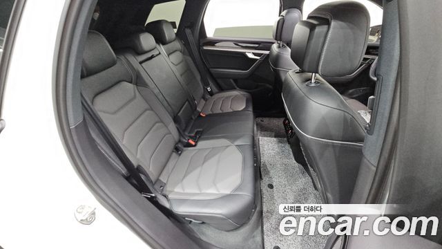 Volkswagen Touareg 2023 — photo 17