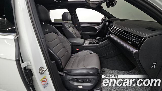 Volkswagen Touareg 2023 — photo 18