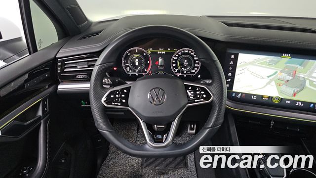 Volkswagen Touareg 2023 — photo 19