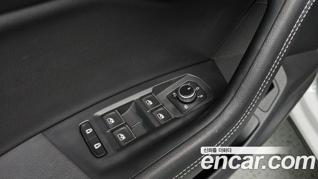 Volkswagen Touareg 2023 — photo 24