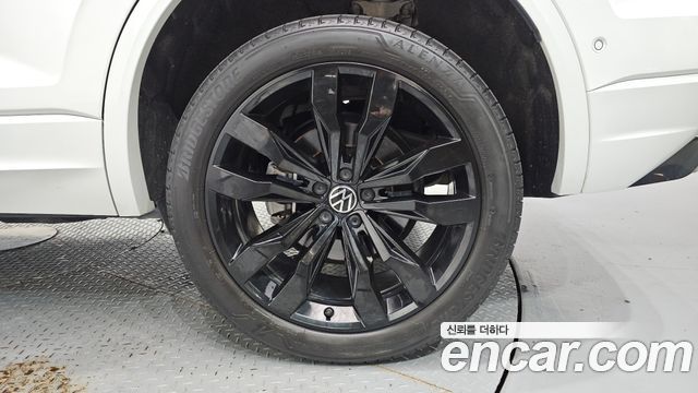 Volkswagen Touareg 2023 — photo 7