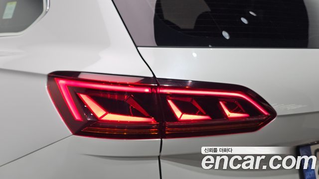 Volkswagen Touareg 2023 — photo 9