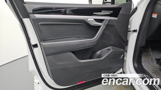 Volkswagen Touareg 2023 — photo 14