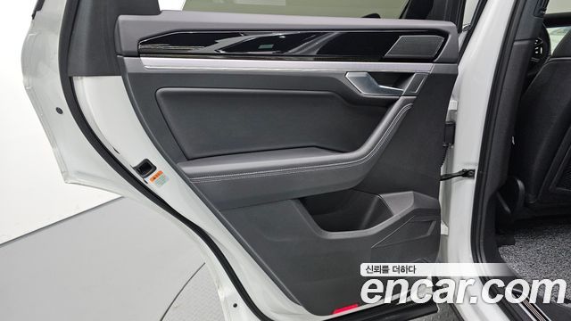 Volkswagen Touareg 2023 — photo 15