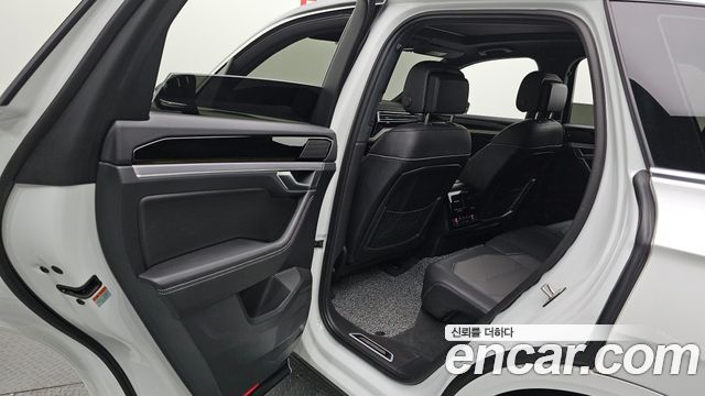 Volkswagen Touareg 2023 — photo 16
