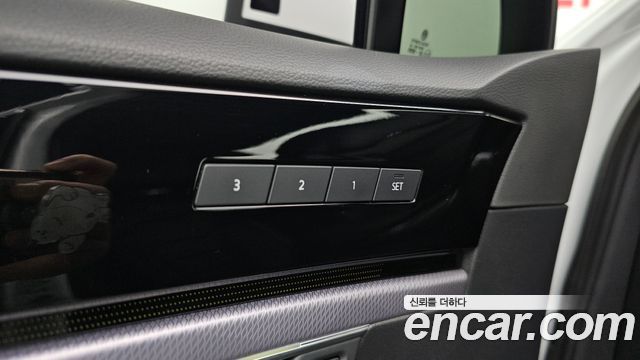 Volkswagen Touareg 2023 — photo 29