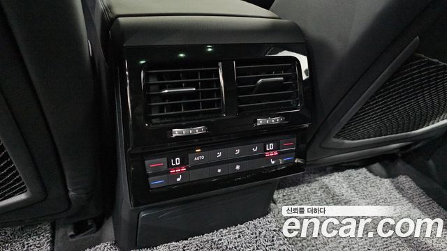 Volkswagen Touareg 2023 — photo 31