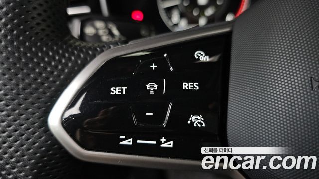 Volkswagen Touareg 2023 — photo 32