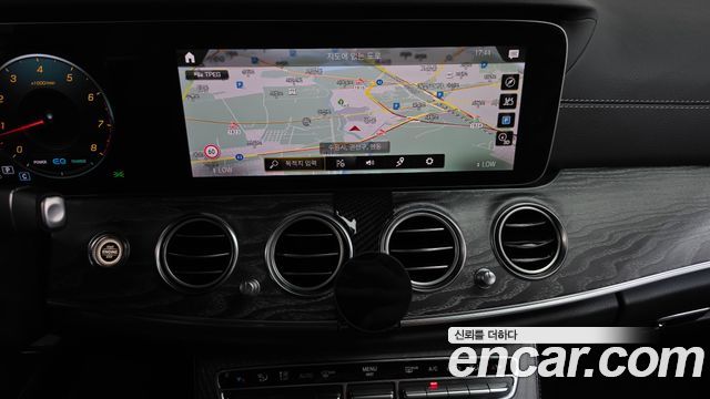 Mercedes-Benz E-Class 2021 — photo 18